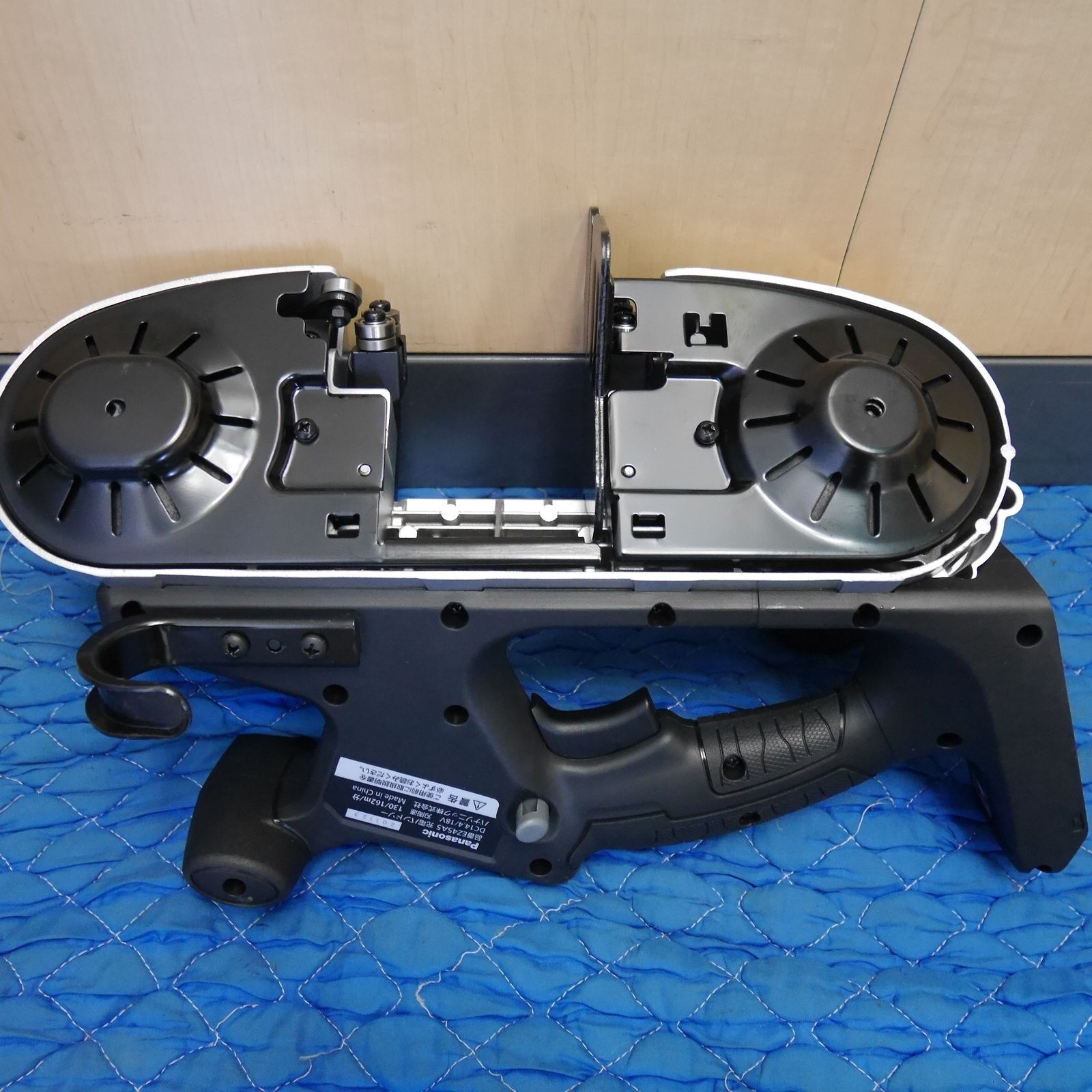 最安値に挑戦！ バッテリー2個 Panasonic 充電 バンドソー EZ45A5LJ2F-B 電動 工具 切断機 充電器 EZ0L81 14.4V コードレス パナソニック