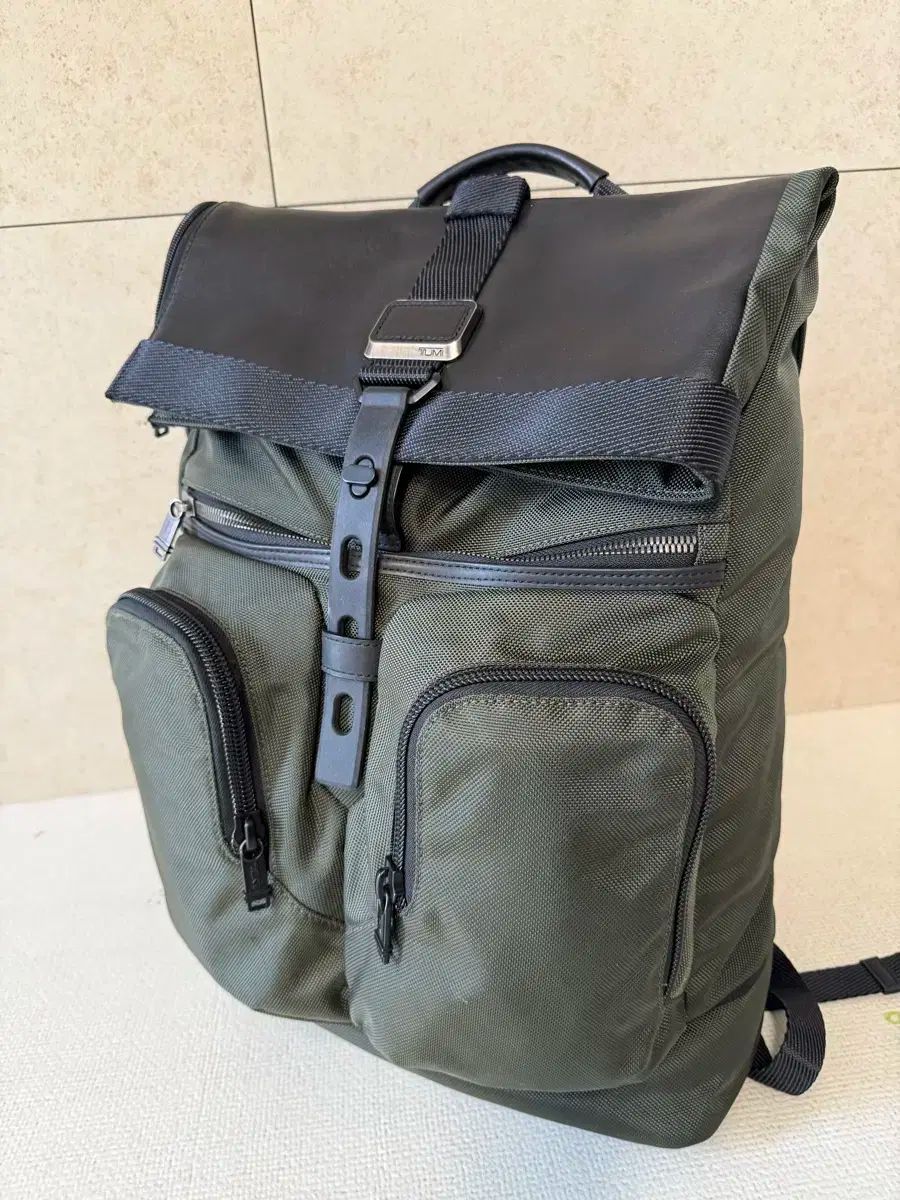 トゥミ アルファ ブラボー バックパック ロンドン ロールトップ