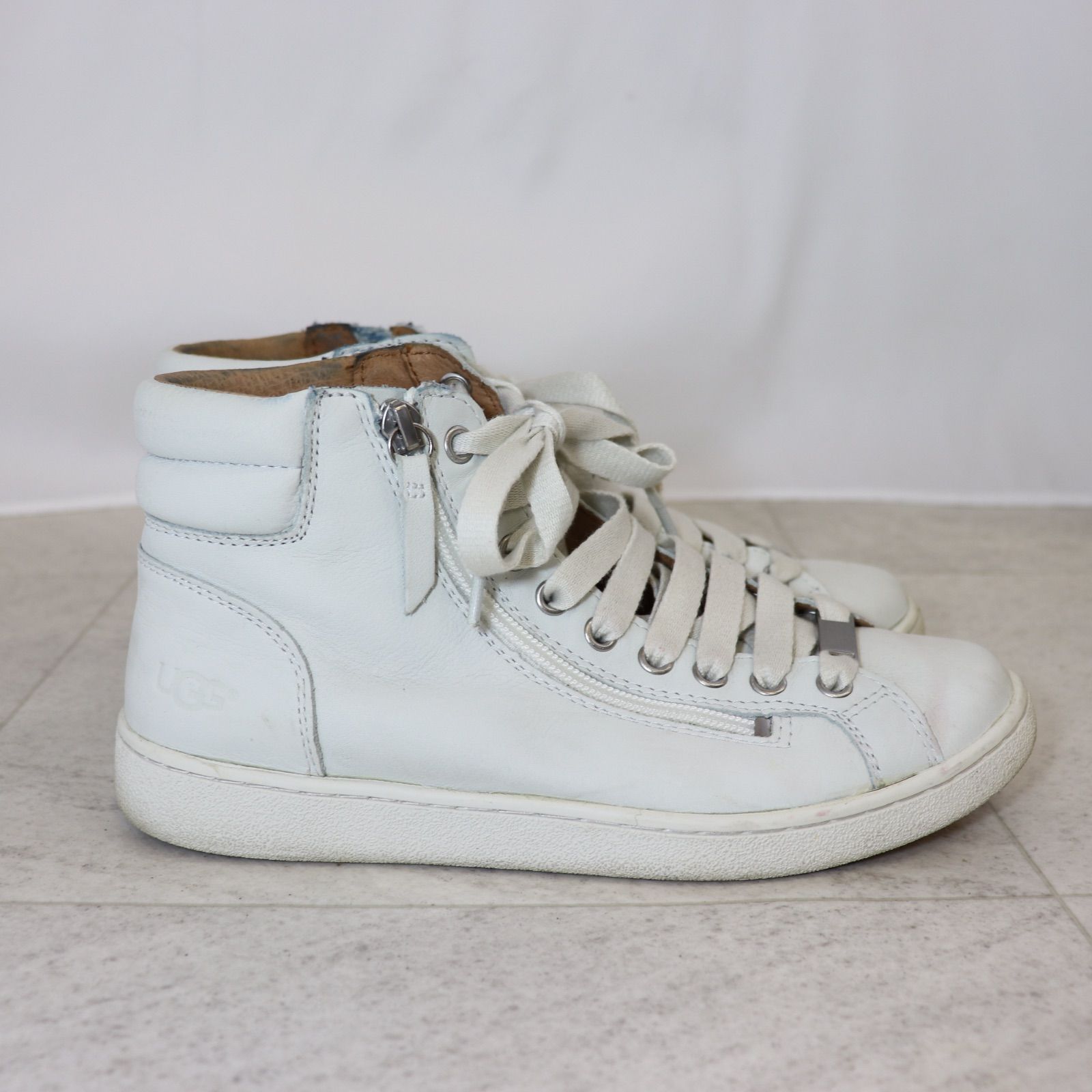 アグ　UGG レザーハイカットスニーカー　24センチ アグ UGG レザーハイカットスニーカー 24センチ