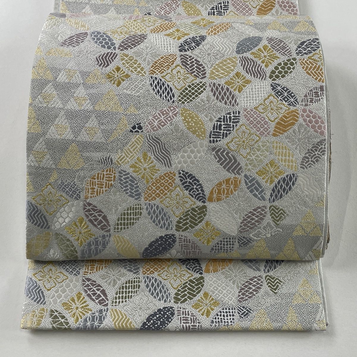 【日本製】 袋帯 美品 名品 証紙 七宝 幾何学模様 金銀糸 刺繍 灰色 六通 着物・浴衣