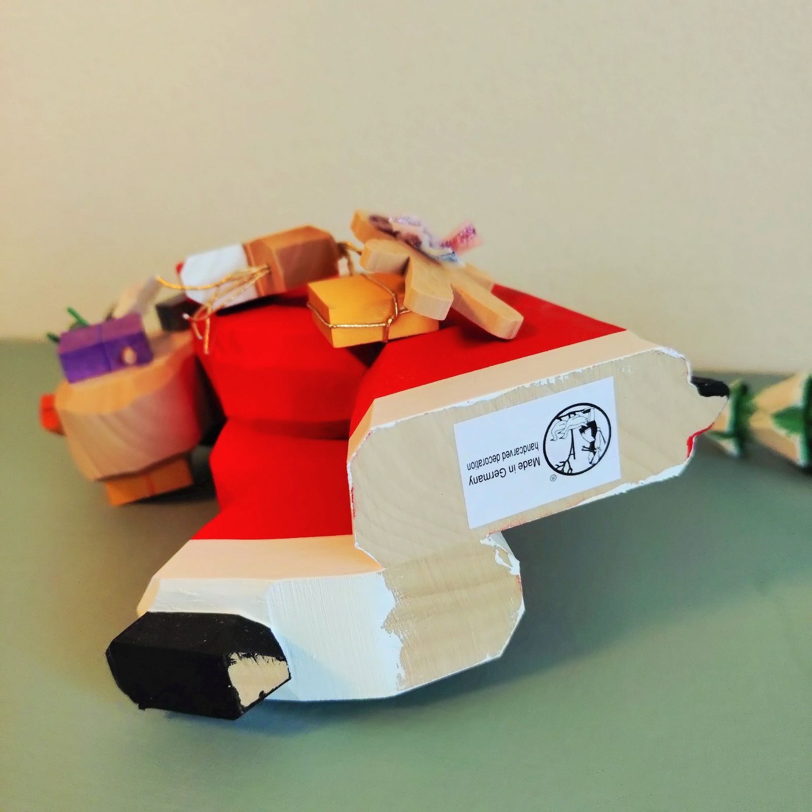 もみの木とプレゼントを持つサンタ ドイツ工芸品 木製 木彫り 手彫り