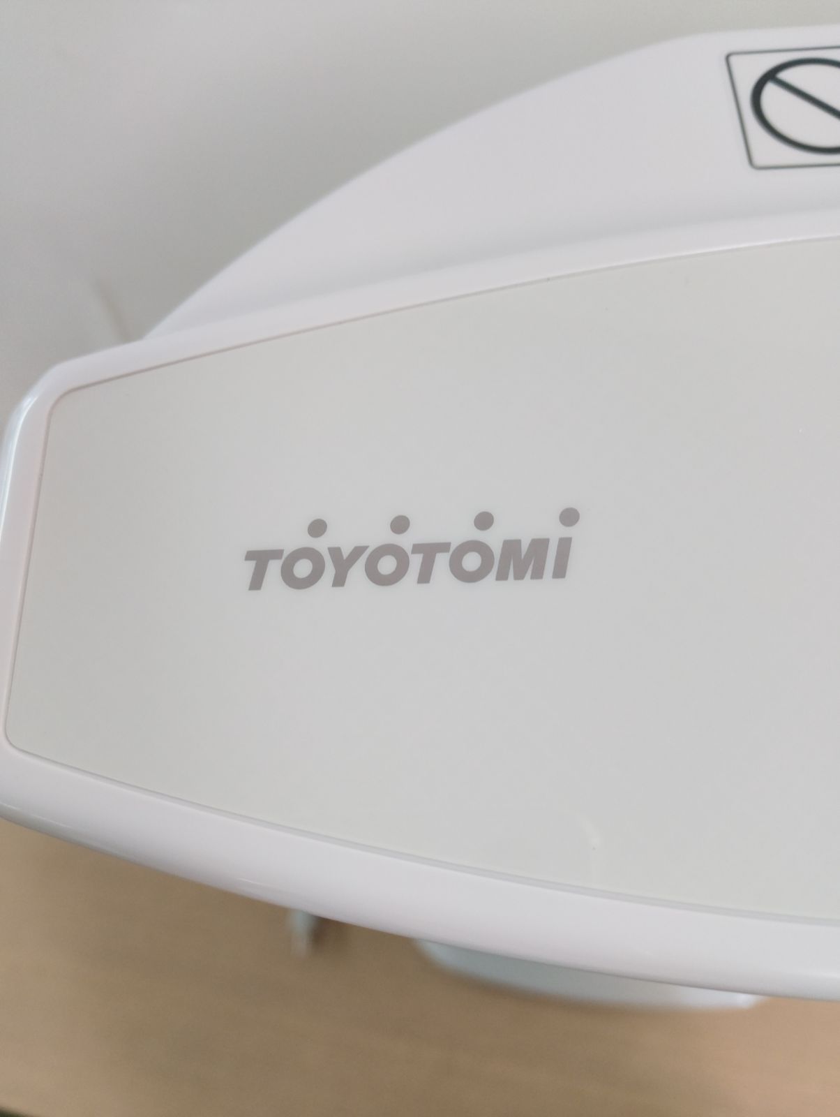 製トヨトミ 速暖遠赤外線カーボンヒーター 首振り ホワイト 白 秋冬 暖房 EWH-CS100N W 管理番号MN792AZ WWW_KANDAIZUMI_COM