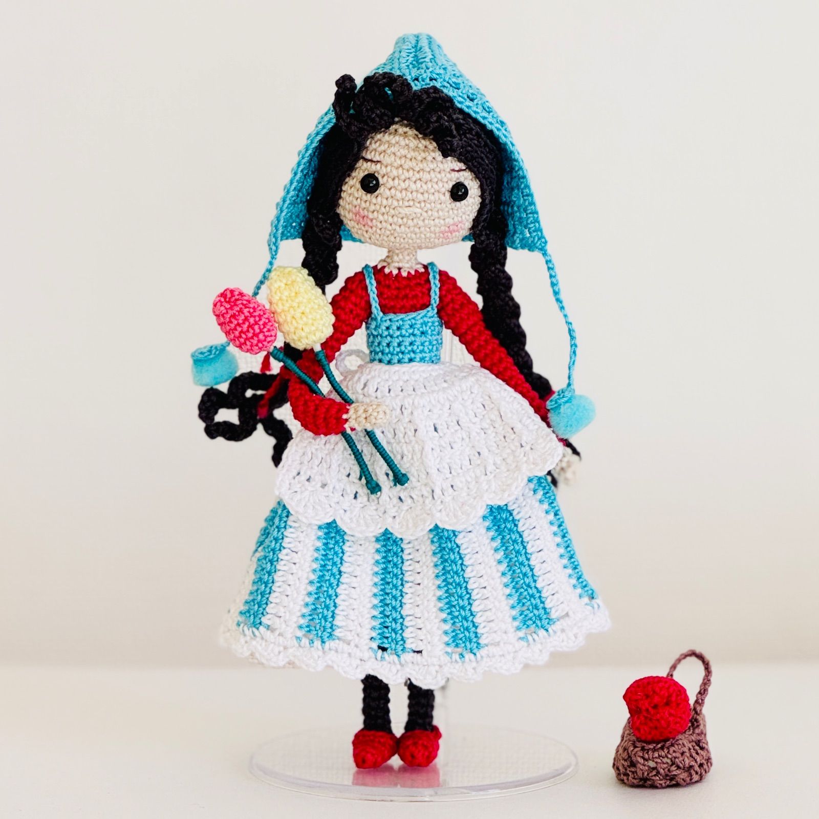 あみぐるみ・チュリップを運ぶ　女の子