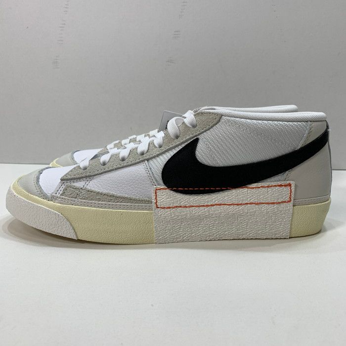NIKE
