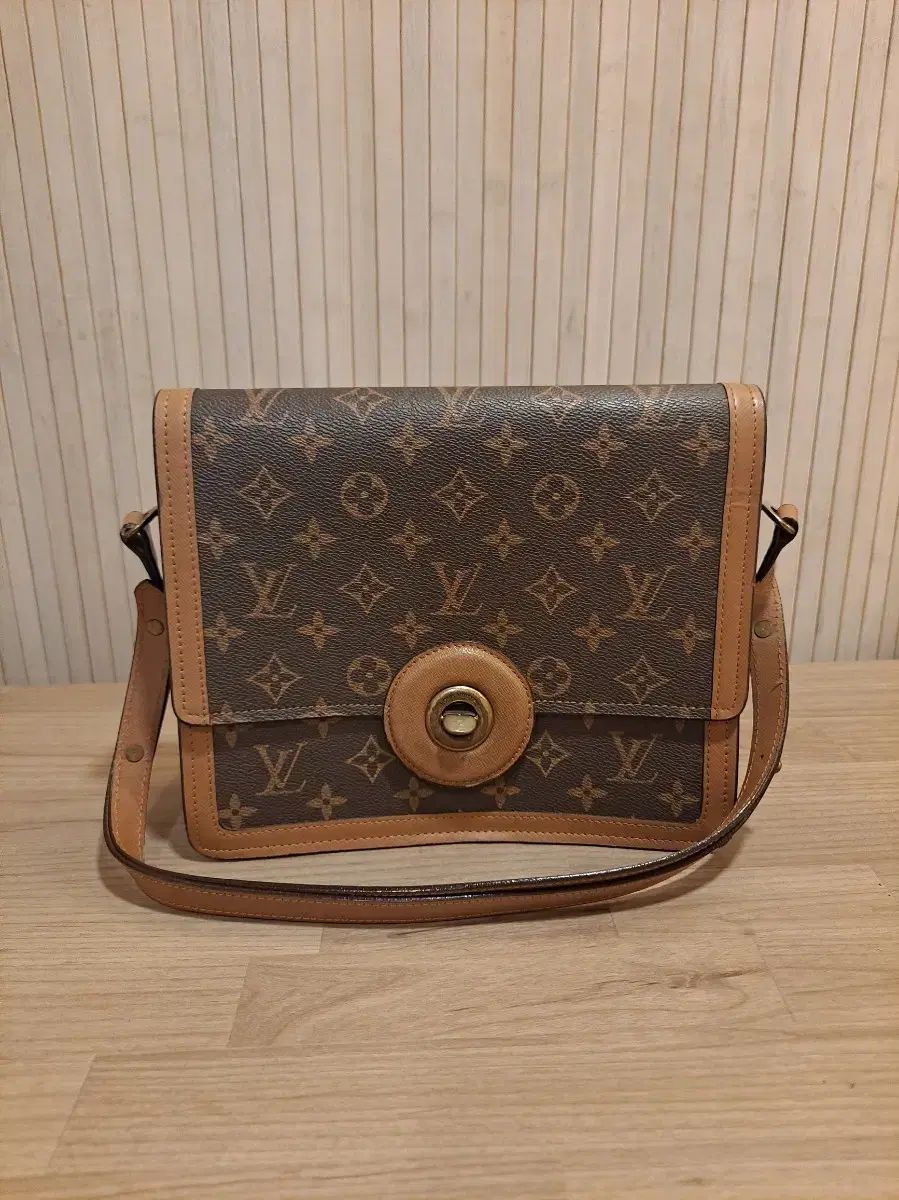 Louis Vuitton ルイヴィトン モノグラム クロスバッグ