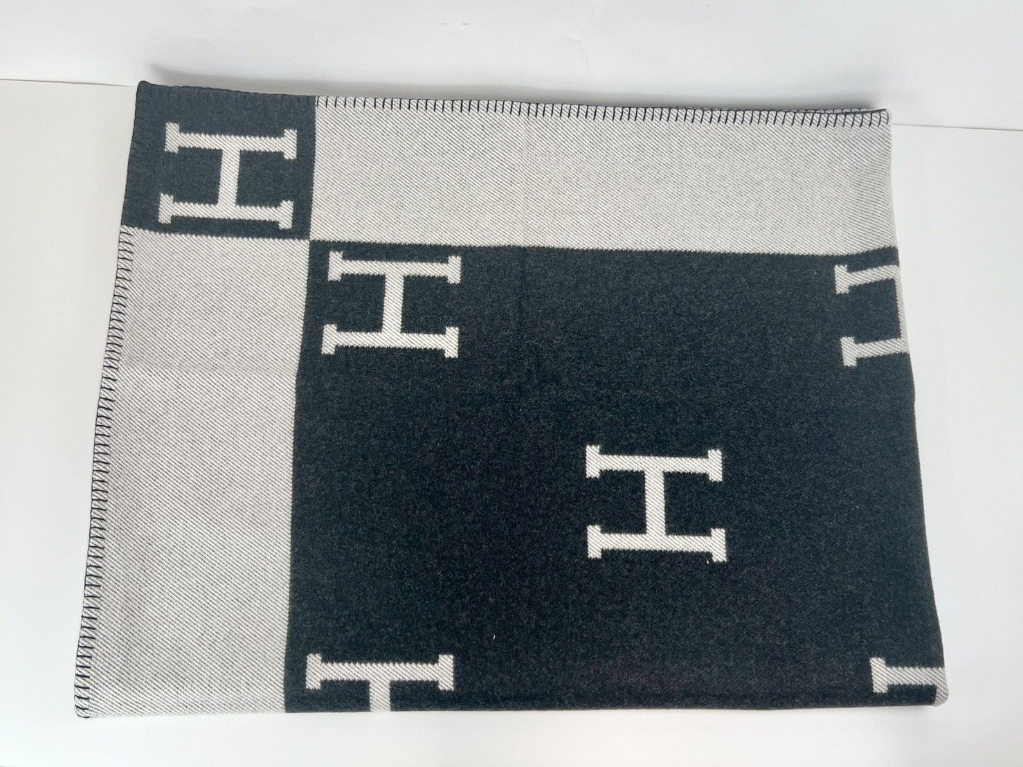 ♥ Hermès エルメス Jeté de canapé Avalon プレード アヴァロン メリノウール 90% カシミヤ 10% Ecru|gris fonce エクリュ|グリフォンセ WWW_OLIVIERBERNSTEIN_COM