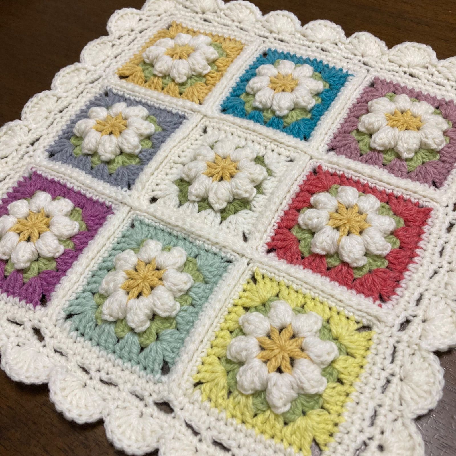 のオシャレな マルチカバー ❈handmade❈ モチーフ編み ☆ふんわりお花 