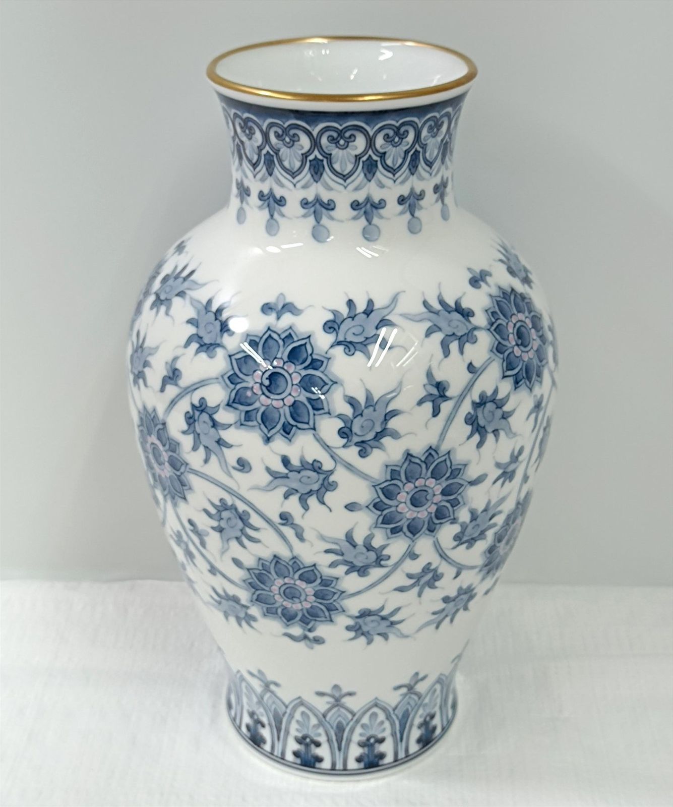 大倉陶園　呉須染付　呉須唐草　花器　花瓶　皇室御用達　未使用保管品 大倉陶園 呉須染付 呉須唐草 花器 花瓶 皇室御用達 未使用保管品