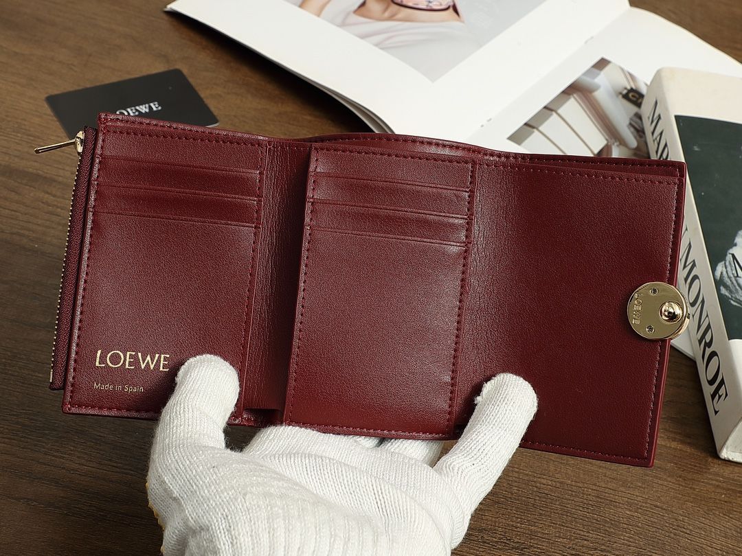 世界の LOEWE ブラックレザー 三つ折り財布 新品 - メルカリ 小物