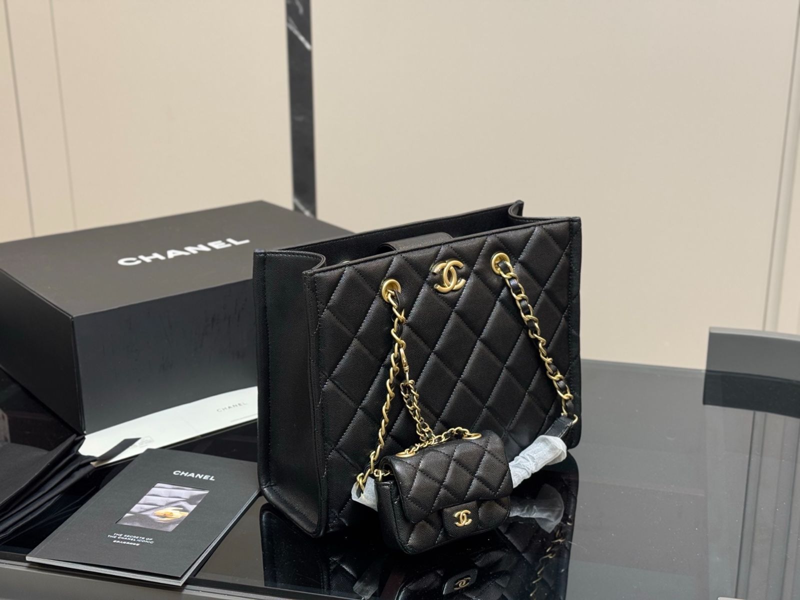 今日特価】Chanel Tote Shopping Bag チャネル トート