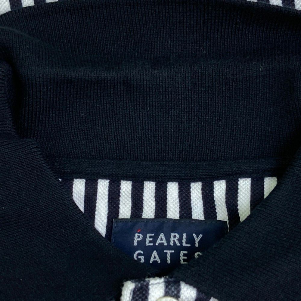 サイズ：5 PEARLY GATES パーリーゲイツ 2022年 半袖ポロシャツ プリント ワッペン ストライプ柄 ブラック系 [240101438539] ゴルフウェア メンズ ストスト サイズ：5 PEARLY GATES パーリーゲイツ 2022年 半袖ポロシャツ
