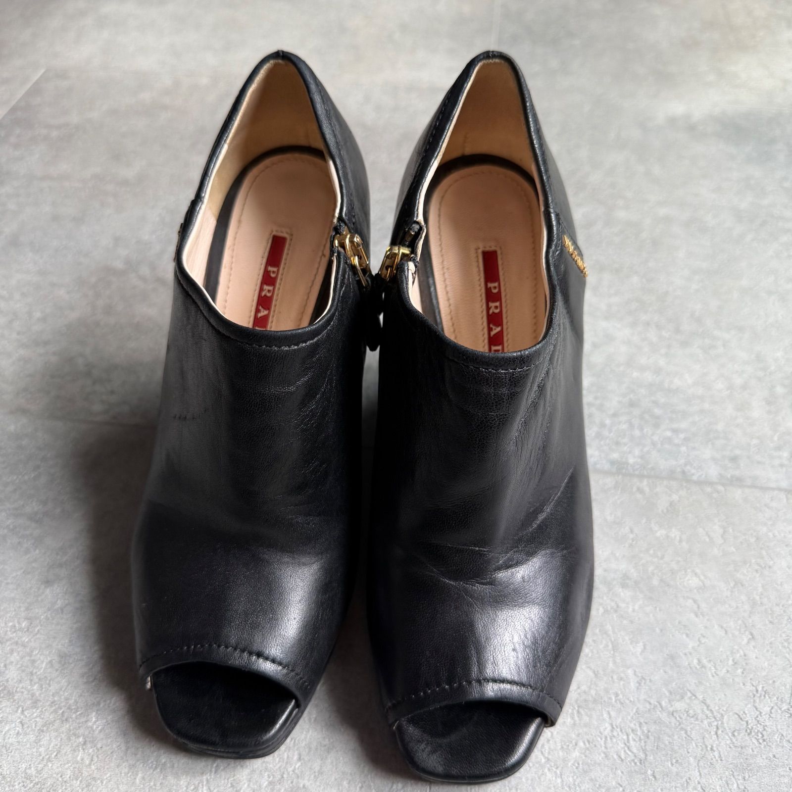 2025新作品質保証。 PRADA プラダ レザー ウェッジソール ロゴ ブーティ 35 1 2 22.5cm ショートブーツ ブラック ゴールド金具 送料無料キャンペーン中！