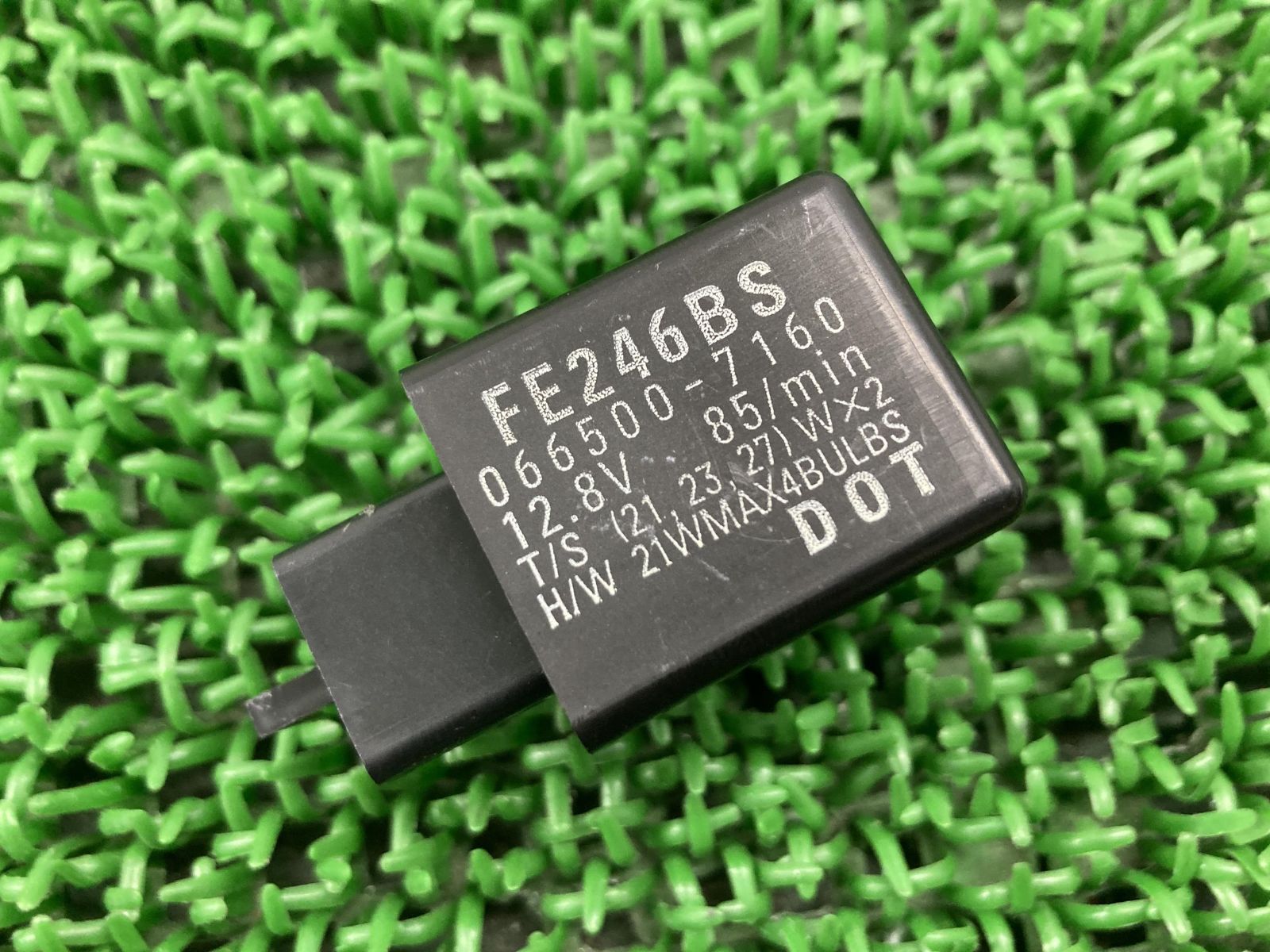 SR400 ウインカーリレー FE246BS ヤマハ 純正 中古 バイク 部品 RH01J コンディション良好 希少品 品薄 割れ欠け無し 車検 Genuine