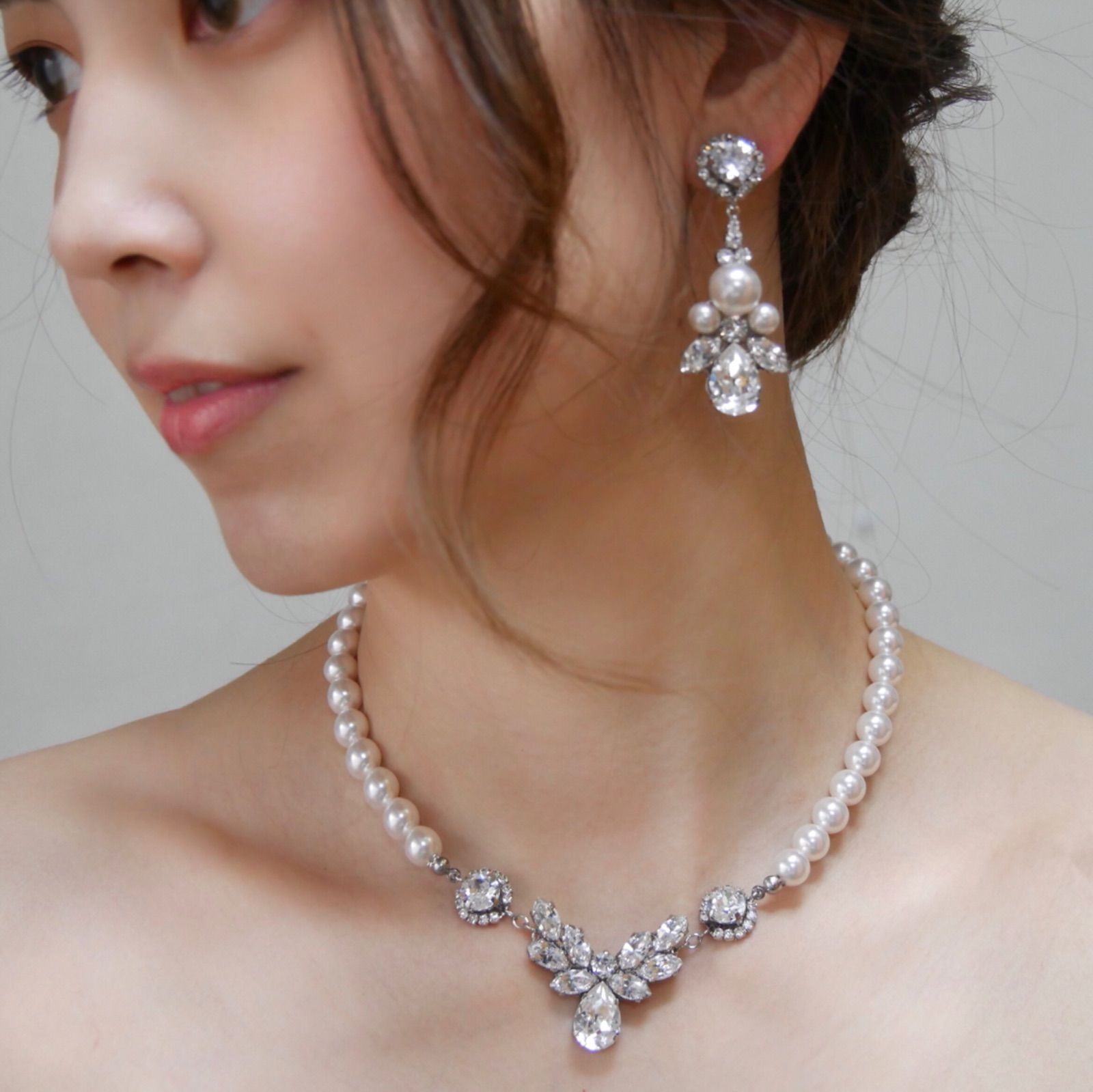 メルカリshops スワロフスキーとクリスタルパールの花嫁すぎるブライダルピアス