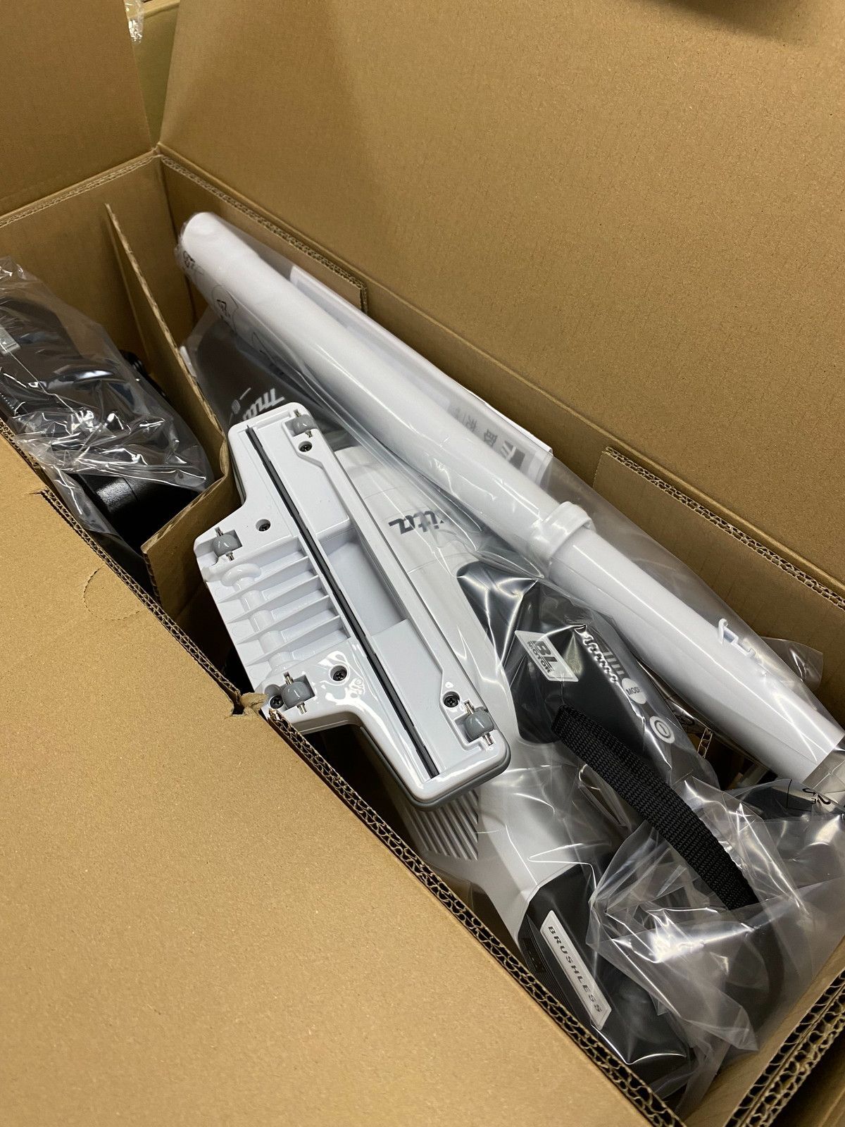 ●makita マキタ 充電式クリーナー 掃除機 サイクロン式 CL286FDRFW ホワイト バッテリー1個 充電器付 u251015_170