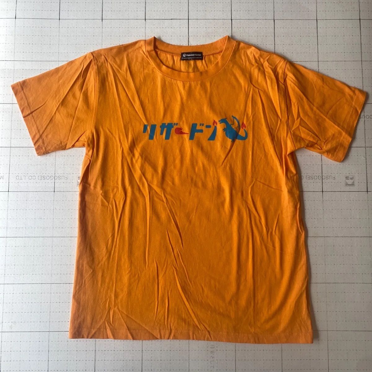 ト2508-①-4976 ポケモンセンター リザードンTシャツ オレンジ