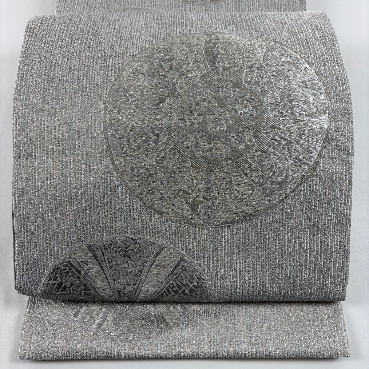 美品】 袋帯 秀品 丸文 草花 唐織 箔 銀色 六通 正絹 【中古】 - メルカリ