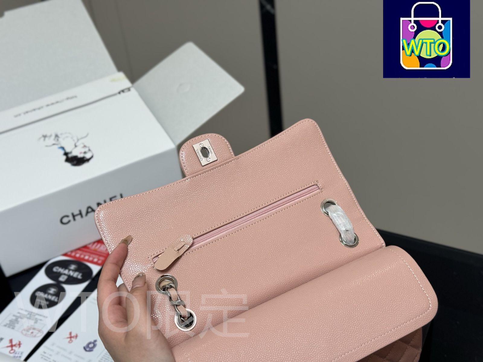 Chanel シャネル ダークブラウン レザー ゴールドバックル 綺麗 Exotic leather, a rarity in CHANEL A unique and special