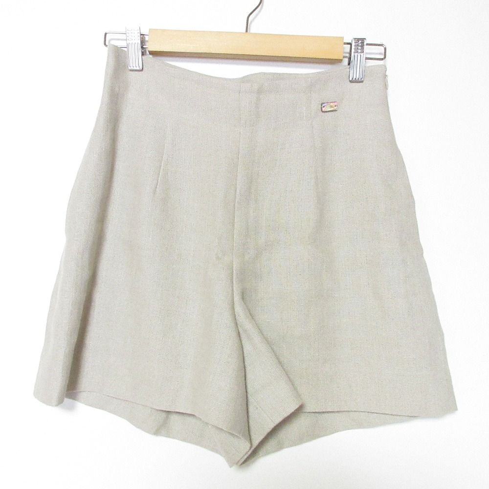 フォクシー　FOXEY 上品なネイビーのショートパンツ　38 未使用タグ付き フォクシー FOXEY 上品なネイビーのショートパンツ 38 未使用
