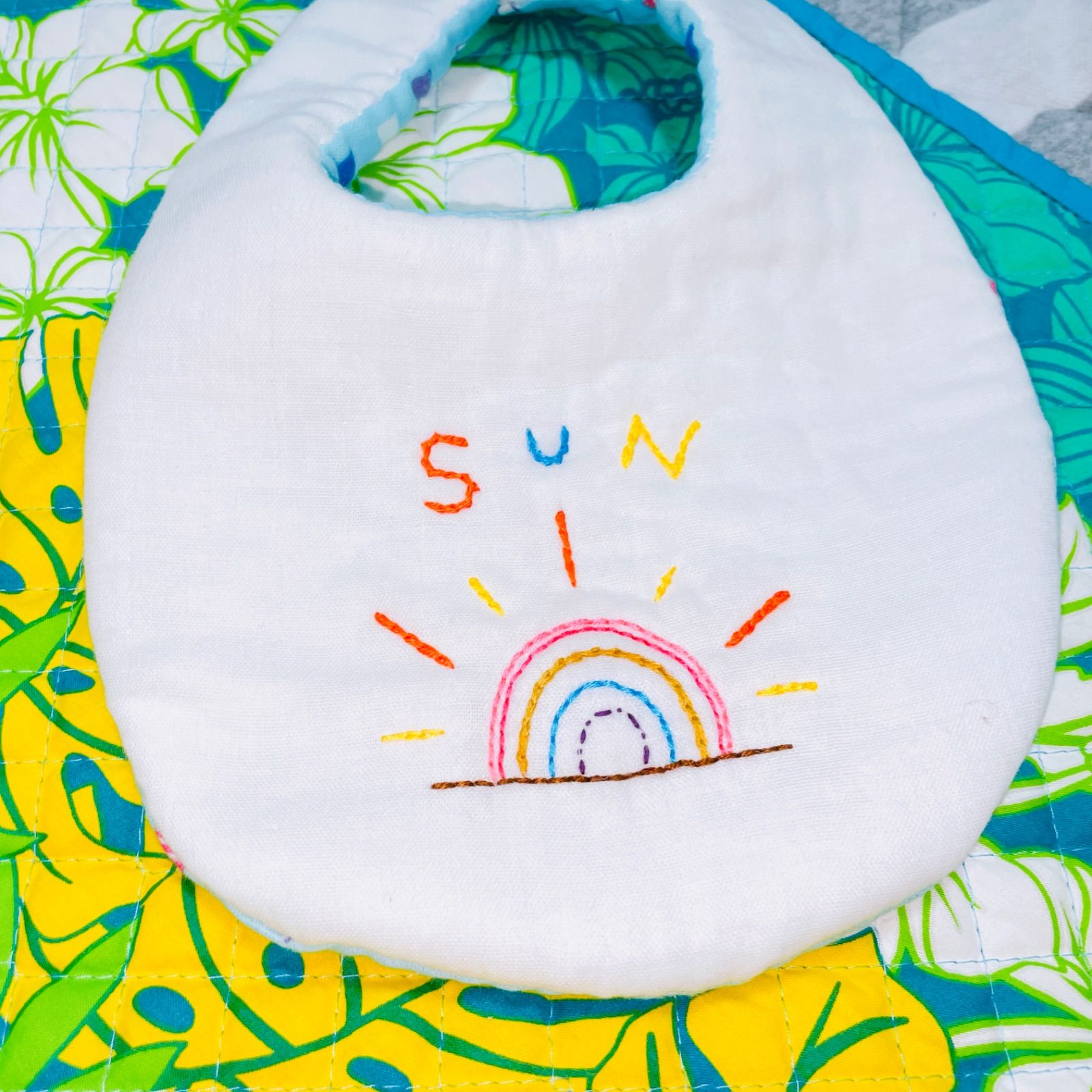 ハンドメイド スタイ 刺繍 sun 太陽 蝶ネクタイ ベビー よだれかけ