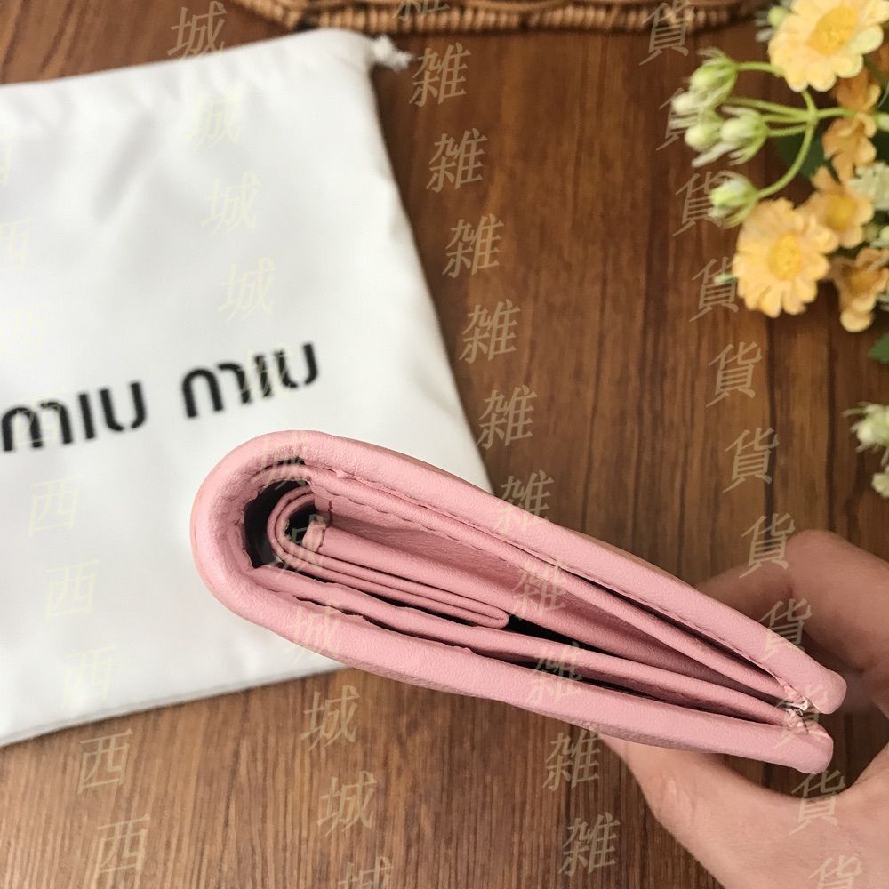 MIU MIU マテラッセレザー 財布　新品未使用 折れ財布　ピンク ミュウミュウマテラッセ L字ファスナー財布 ピンク ゴールド金具