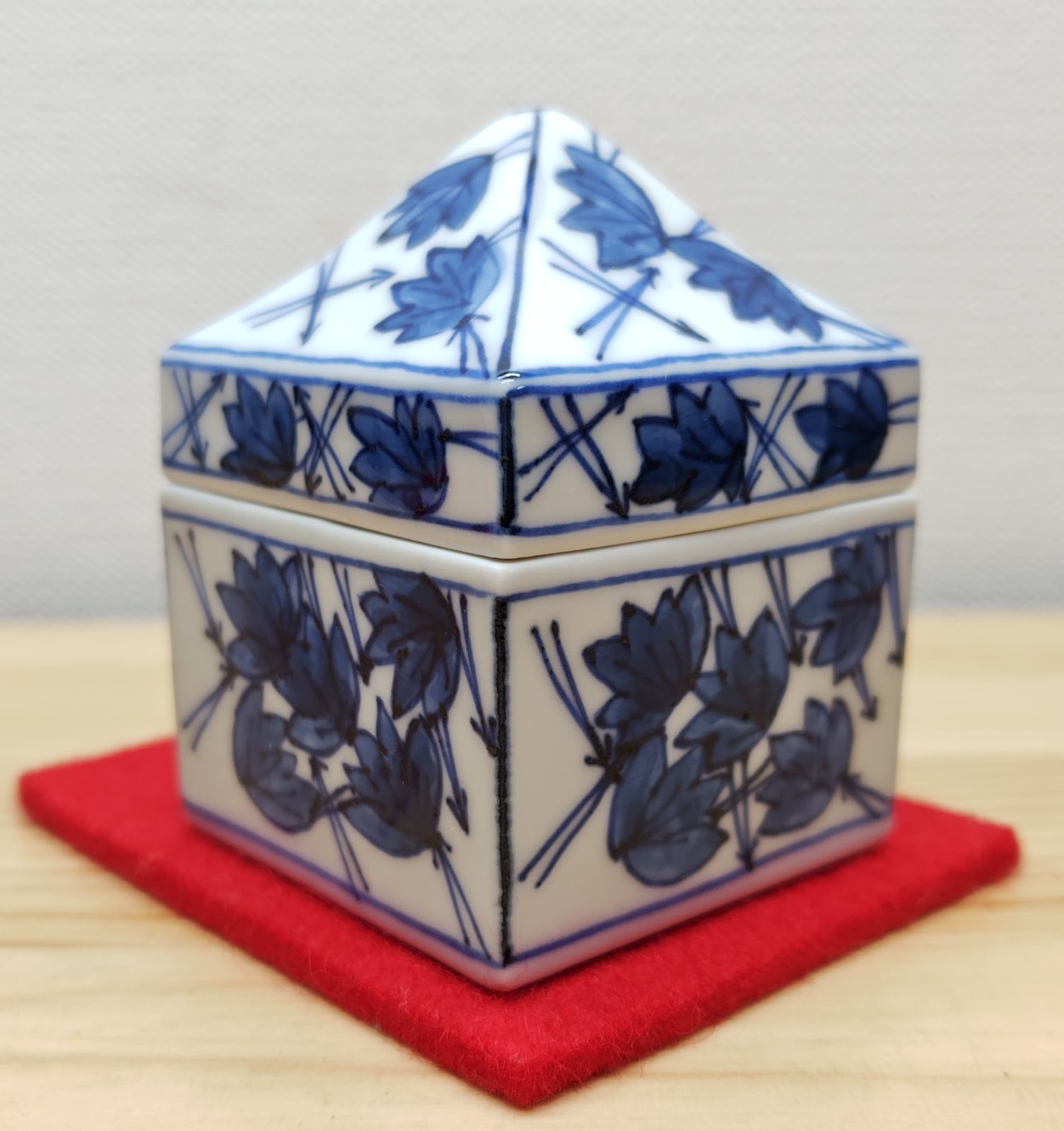 送料込【逢絢亭】茶道具 香合 京焼 染付 辻堂香合 紫翠窯 西村徳泉 共箱入り 逢絢亭】茶道具 香合 京焼 染付 辻堂香合 紫翠窯 西村徳泉