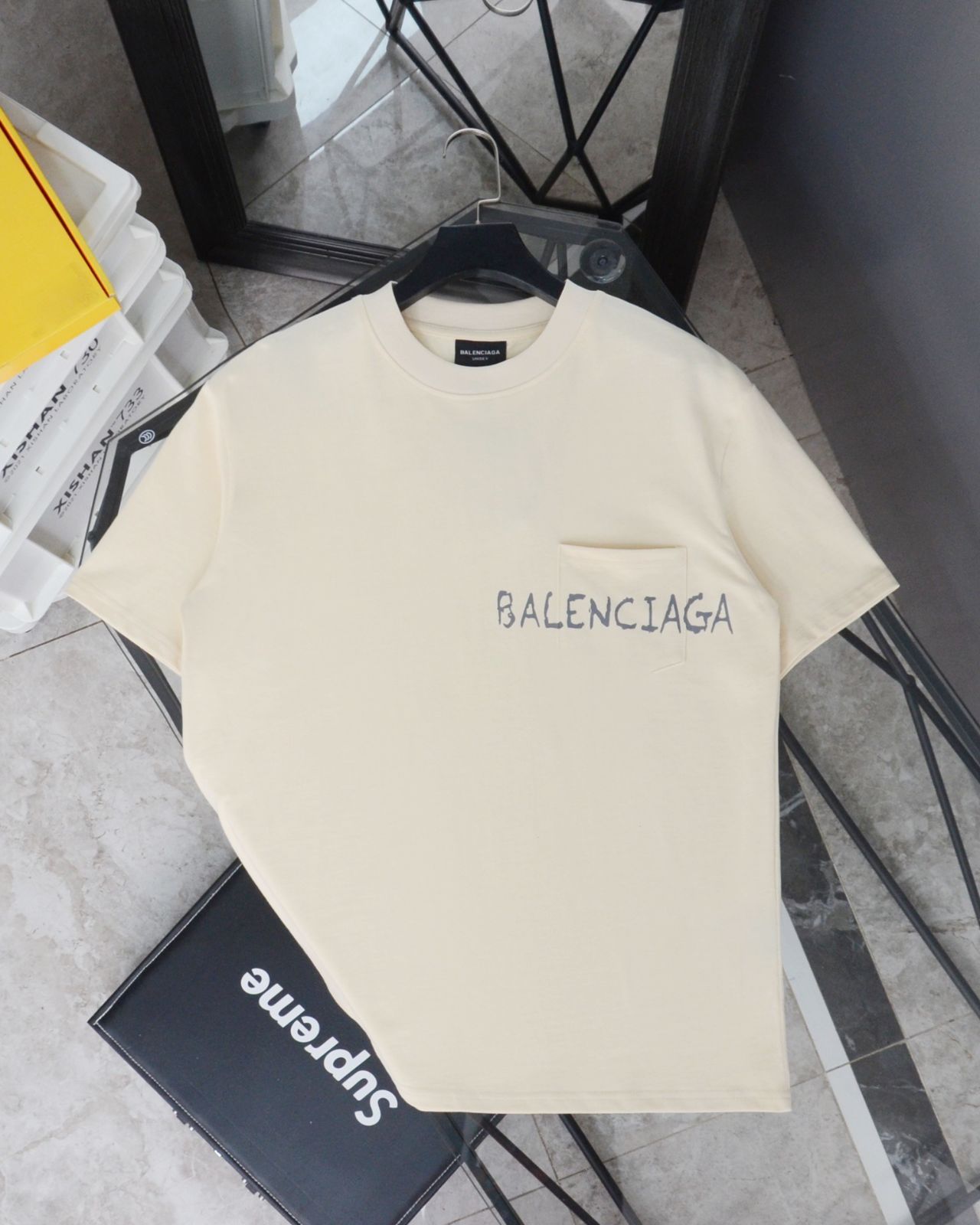 新品 BALENCIAGA バレンシアガ ポケットにグラフィティプリント 半袖Tシャツ 男女兼用