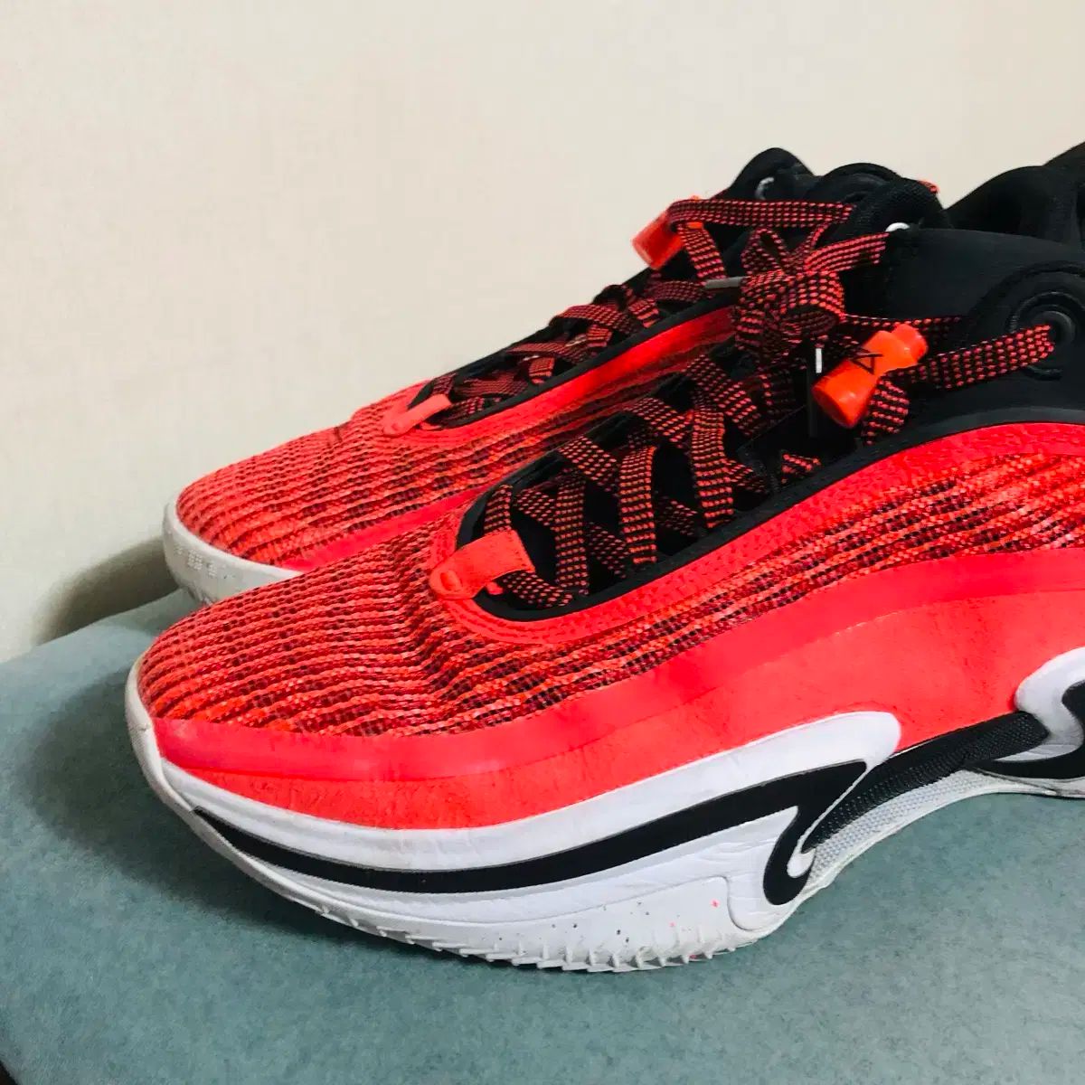 285 NIKE