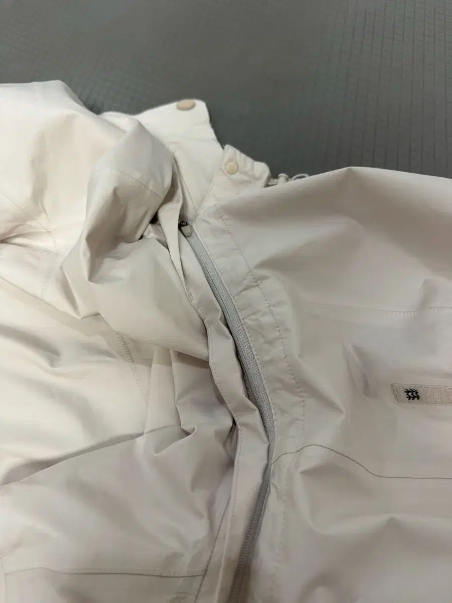 KOLON SPORT コーロンスポーツ ウィンドブレーカー クリーム色 90 size