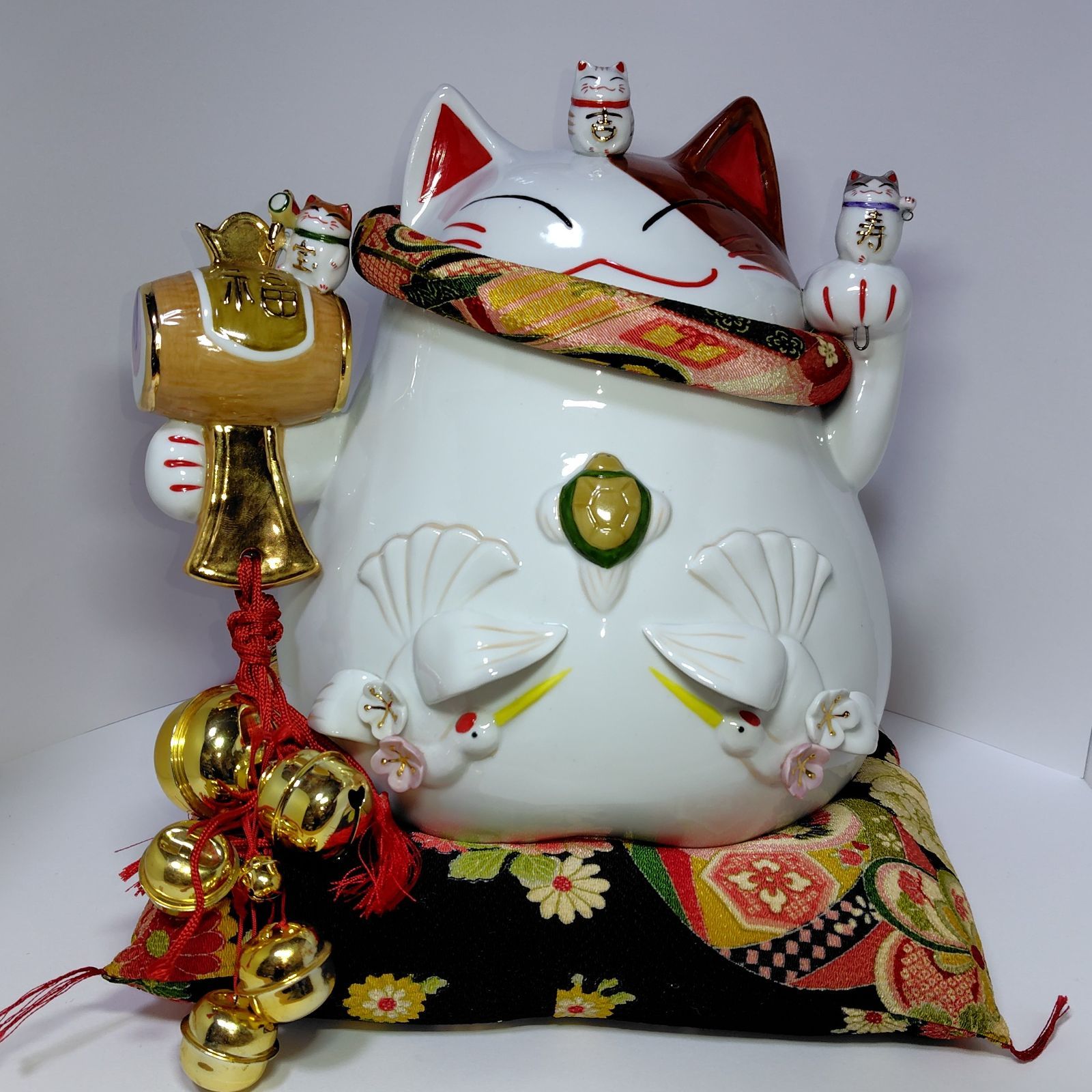 猫舎置物、貯金箱陶器座布団つき大きめ美品 猫舎道楽堂本舗 招き猫 貯金箱 縁起物 置物 座布団付き 高さ約