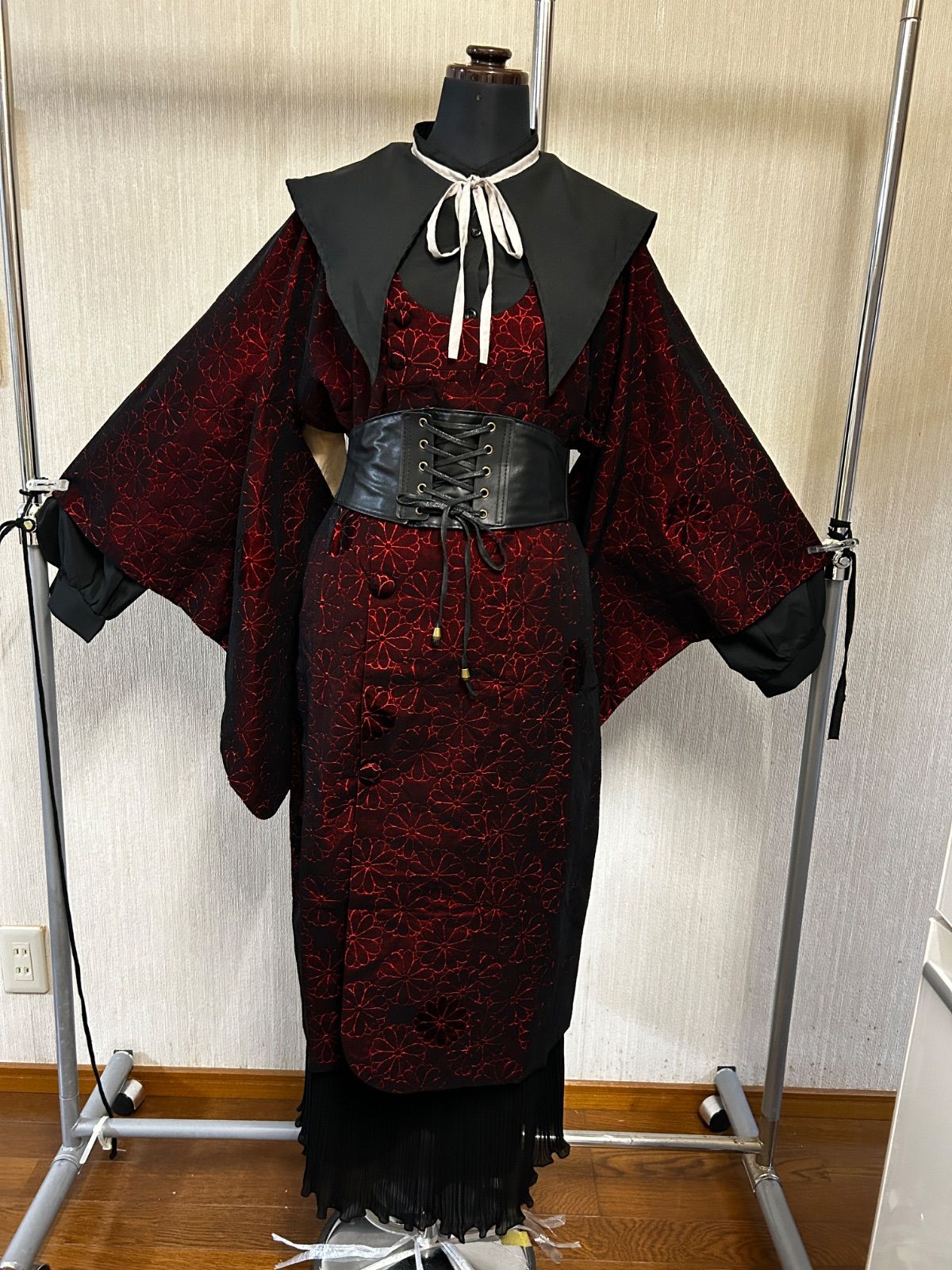 和洋折衷コーデセット｜赤黒花模様羽織×レザービスチェ風ベルト