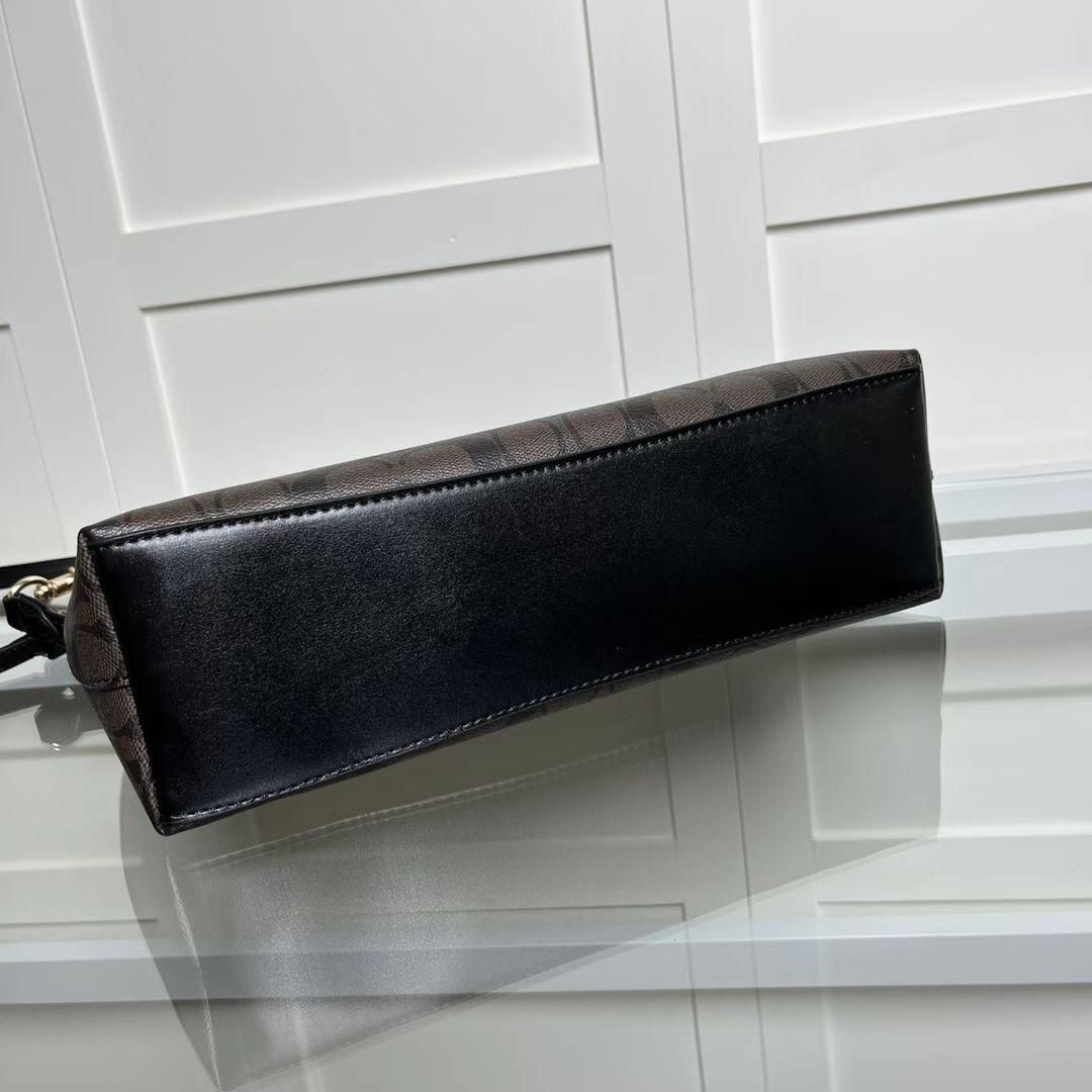 COACH コーチ ショルダーバッグ ボディバッグ　ダークブラウン 新品未使用 COACH コーチ ショルダーバック シグネチャー ダーク
