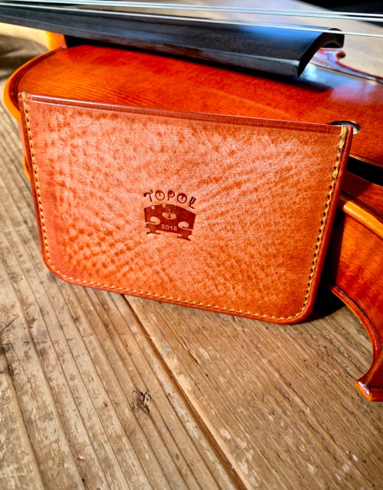 手縫いで創った革のパスケース Flora