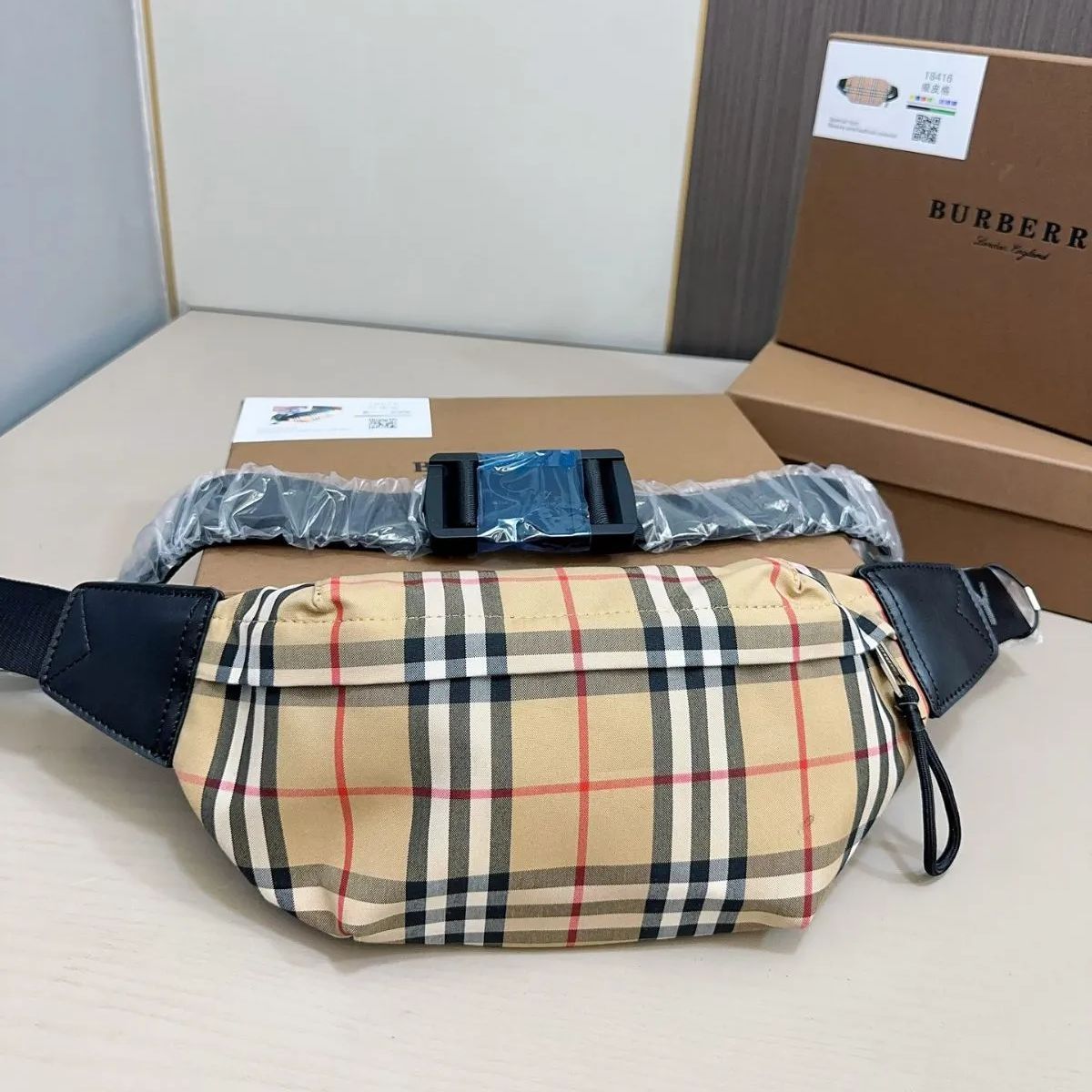 Burberry ウエストポーチ  ハンドバッグ  わきの下バッグ  胸バッグ