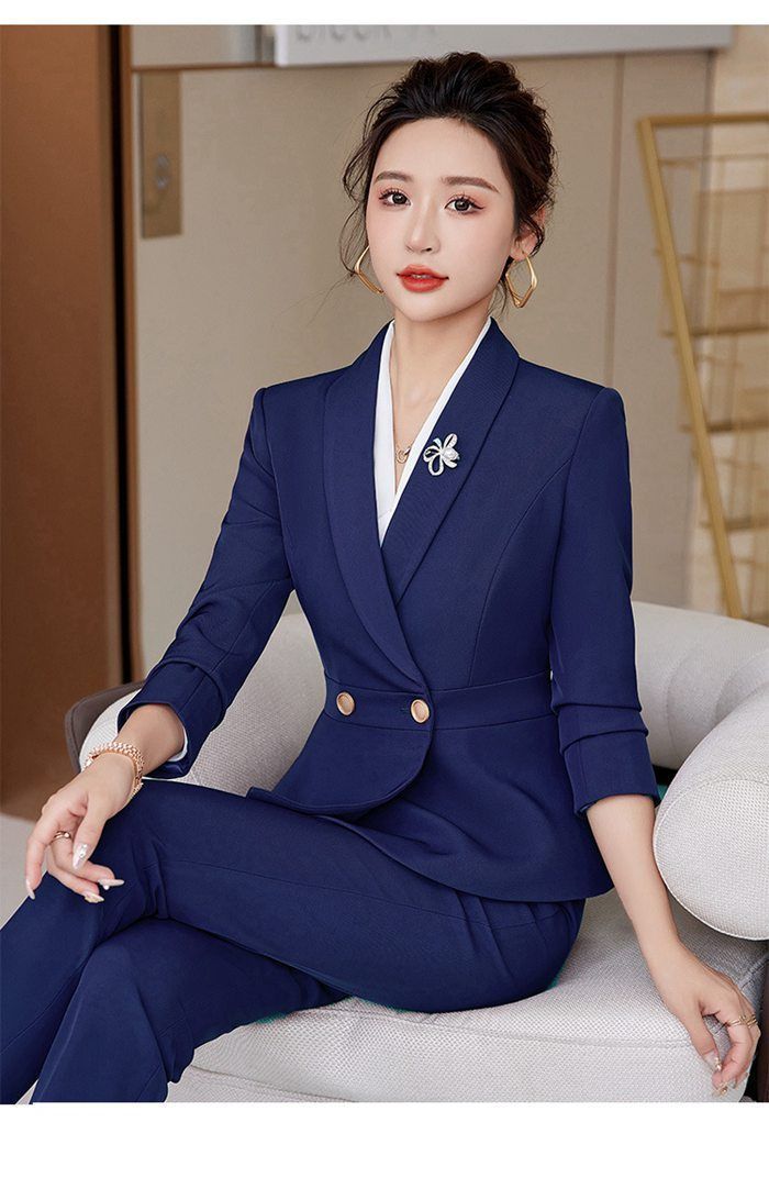 スカートスーツ