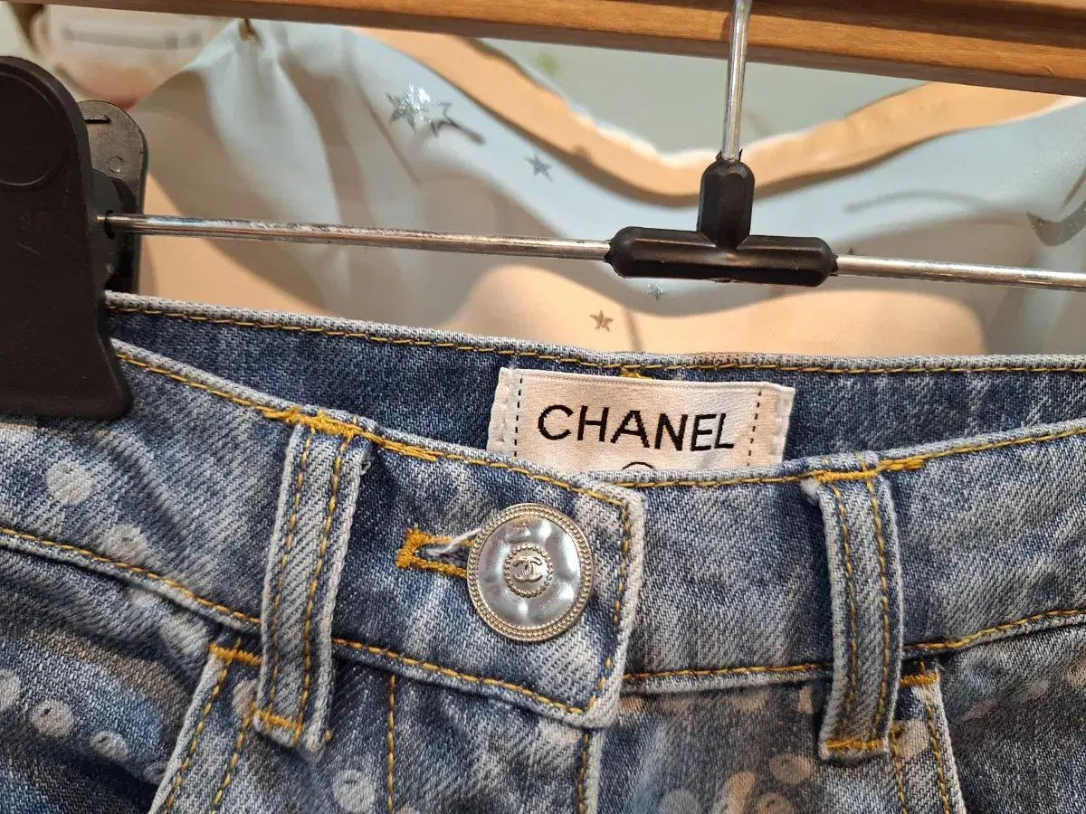 遊び心満載の1本♪【 CHANEL 】CCロゴ 総柄 デニム 新作♡ 遊び心満載の1本♪【 CHANEL 】CCロゴ 総柄 デニム 新作