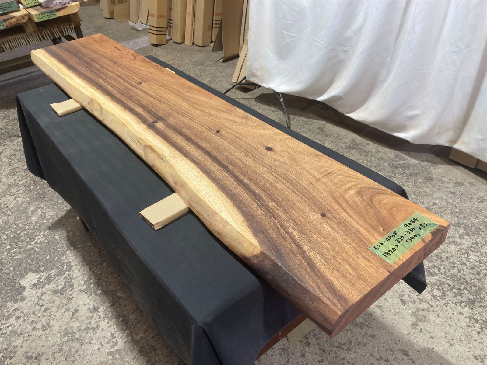 モンキーポッド9084 一枚板無垢 乾燥材 1820ｘ320-330ｘ53mm カウンター センターテーブル ダイニングテーブル
