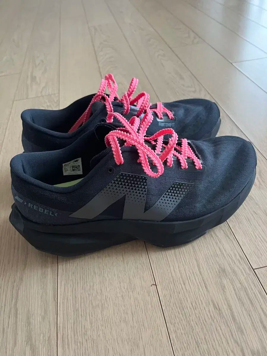 ランニングシューズ ニューバランス フューエルセル レベル V4 ブラック