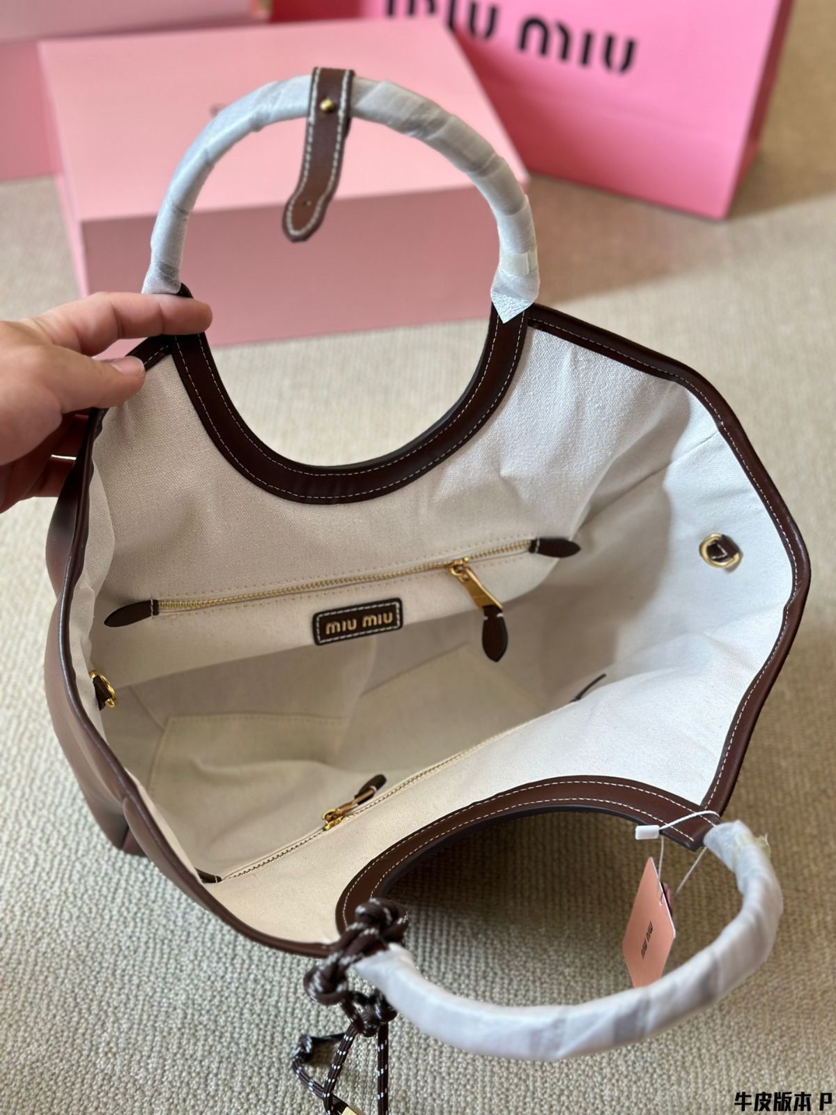 MiuMiu Aventure餃子バッグ/ハンドバッグ、リュック、小銭入れ