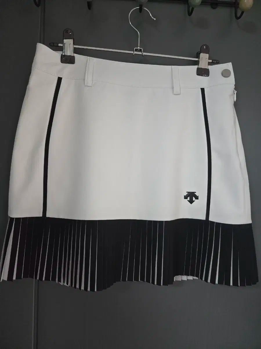 デサント₍DESCENTE ホワイト プリーツ ゴルフ スカート 61 xs 状態良好