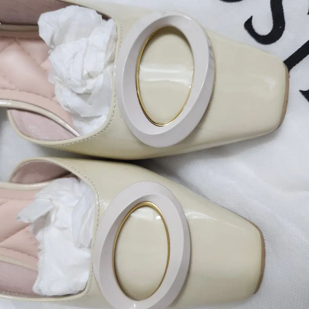 エナメル パンプス