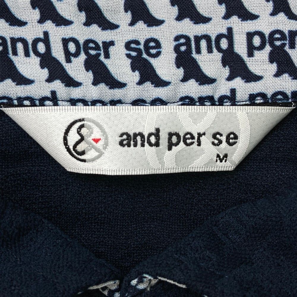 サイズ：M AND PER SE アンパスィ  半袖ポロシャツ 総柄 ネイビー系 [240101439337] ゴルフウェア メンズ ストスト AND PER SE アンパスィ 半袖ポロシャツ 総柄 ネイビー系 サイズ