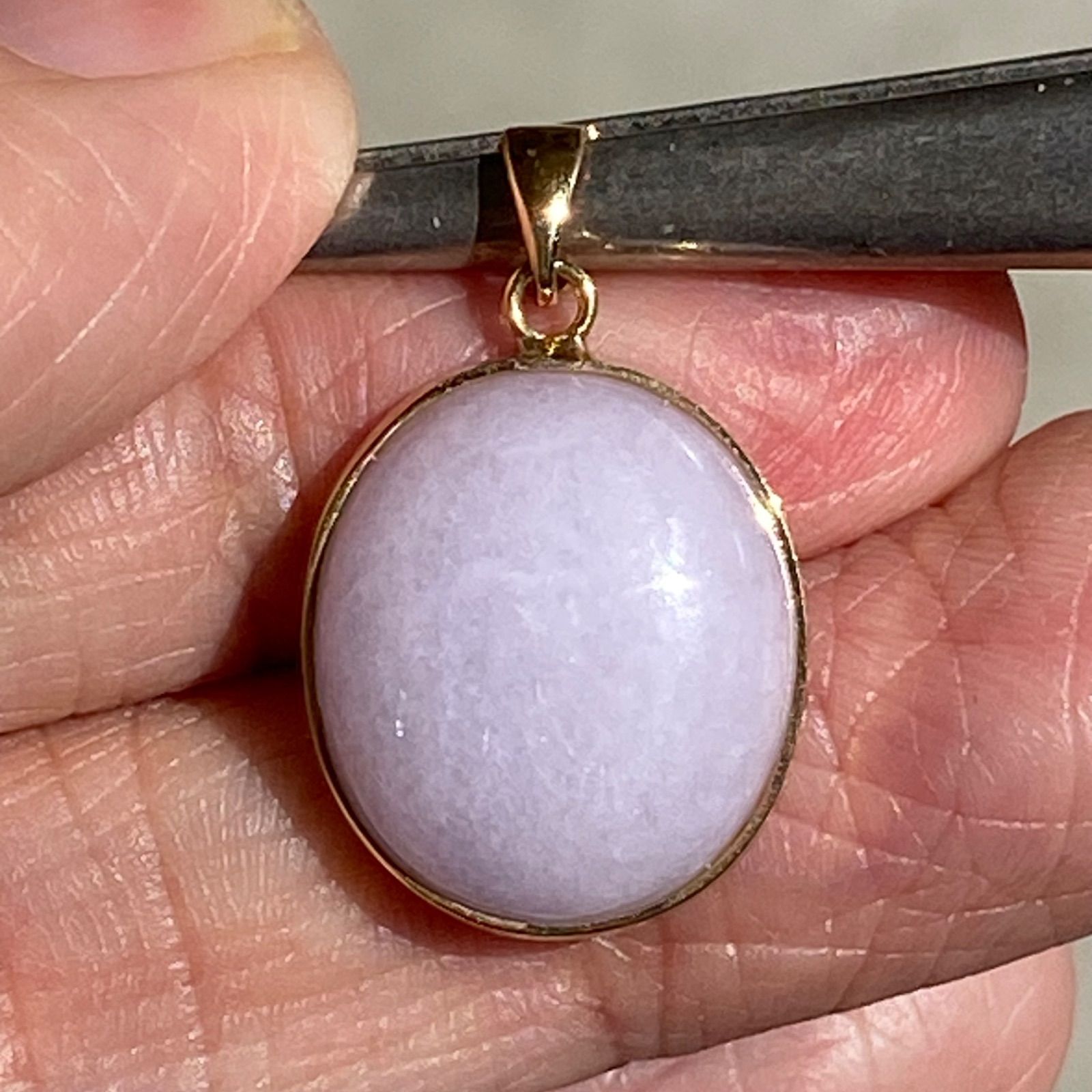 K18YG AU750 18金 ラベンダー翡翠 ペンダント（鑑別カード付） K18YG AU750 18金 ラベンダー翡翠 ペンダント（鑑別カード付） - メルカリ