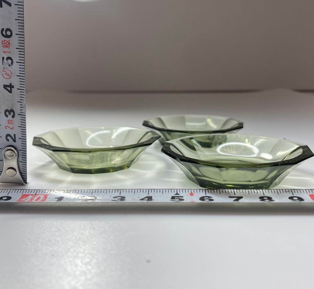 江戸ガラス　切子ギヤマン小皿3枚　横幅6㎝　東Y5-1127① 江戸ガラス 切子ギヤマン小皿3枚 横幅6㎝ 東Y5-1127① - メルカリ
