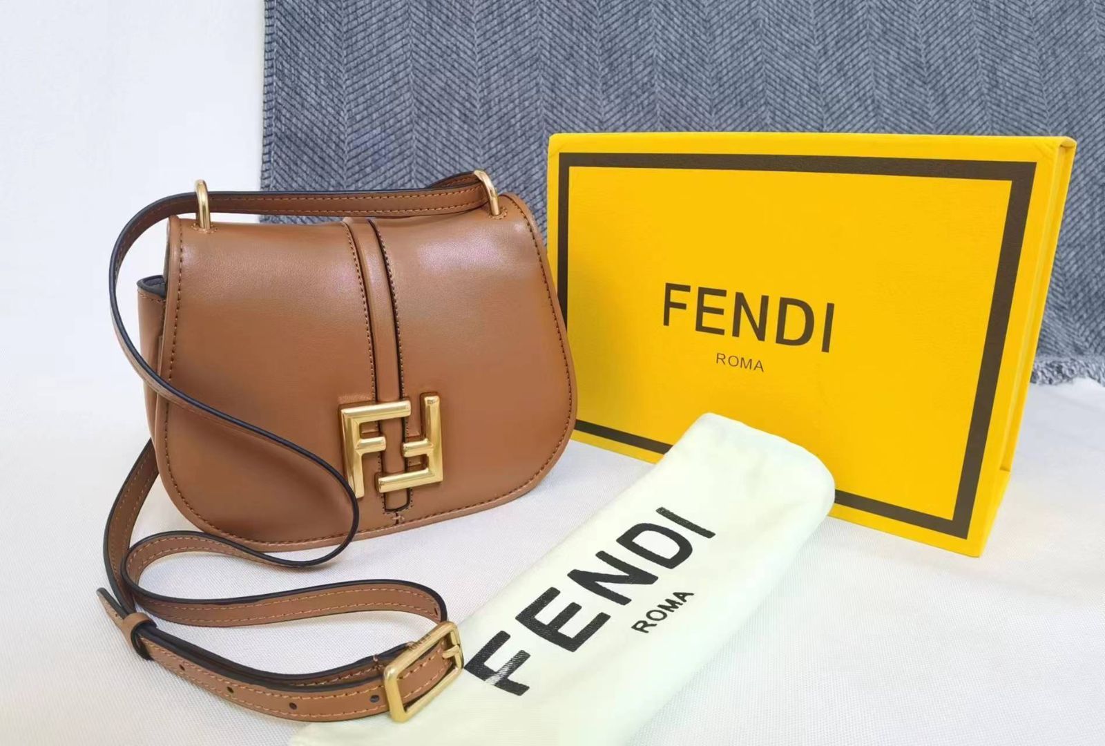 ✨ FENDI カモン スモール バーガンディレザー バッグ ショルダー ...