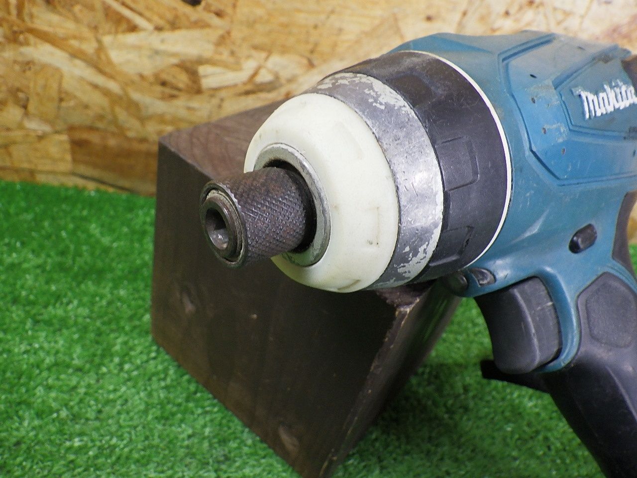 【動作品】makita マキタ 充電式4モードインパクトドライバー TP130D コードレス バッテリー 充電器付き 中古品 マキタ 充電式 makita モード 0 電動工具