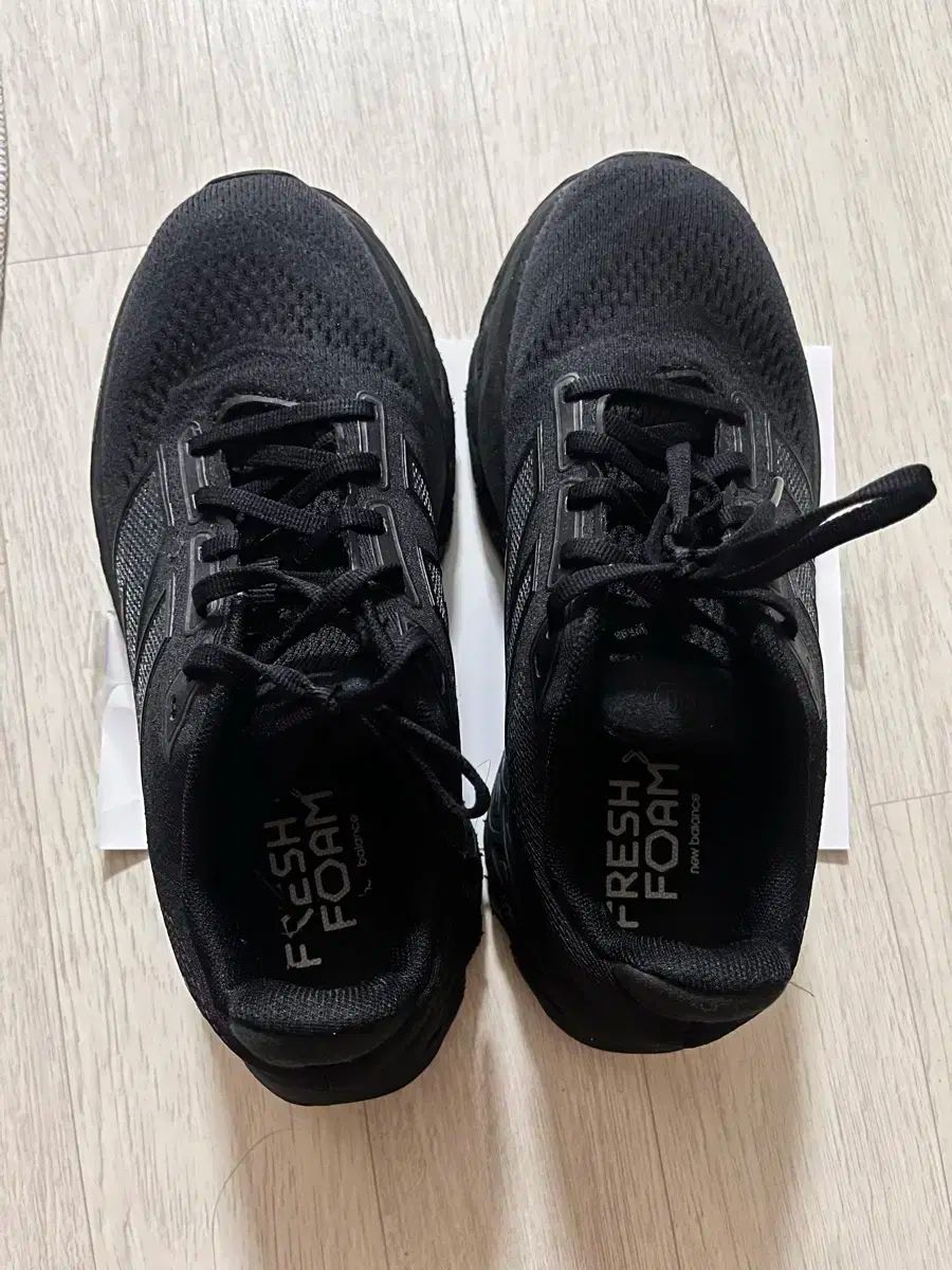 ニューバランス フレッシュフォーム オールブラック スニーカー