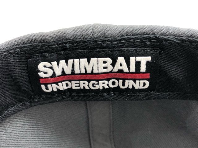 02CharcoalになりますSWIMBAIT UNDERGROUND(スイムベイトアンダーグラウンド) イニシャル 5パネル スナップバック キャップ SWBT UNGD 立体刺繍 チャコール 帽子 【84265-007】