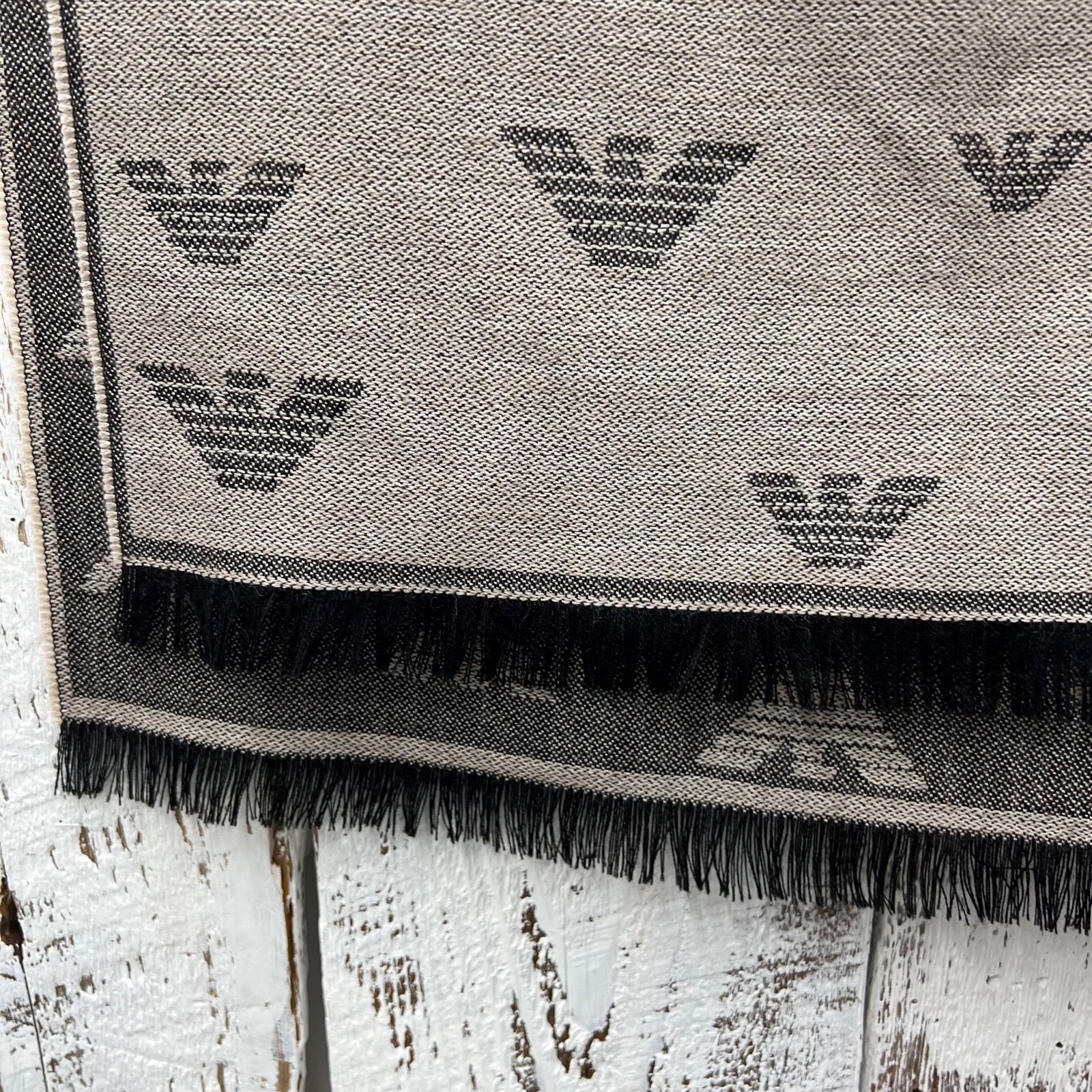 【新品】EMPORIO ARMANIマフラーストール　フリンジ イーグルプリント EMPORIO ARMANI ストール マフラー 「エンポリオ アルマーニ