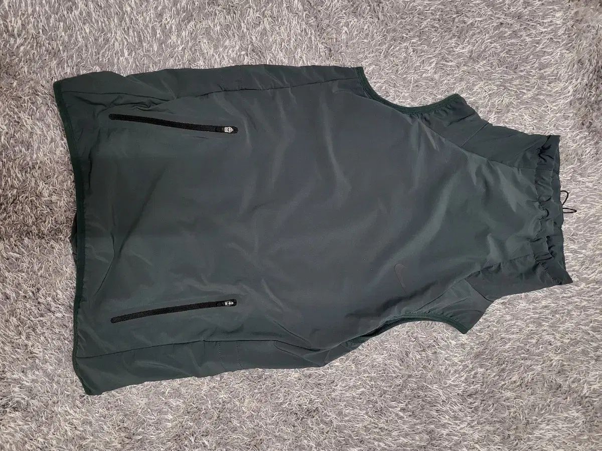 NIKE ナイキ エアロロフト 黒 ベスト S サイズ